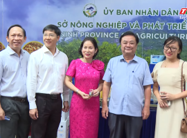 Bộ trưởng Lê Minh Hoan tham quan các gian hàng tại sự kiện “Ngày Tây Ninh tại Hà Nội”