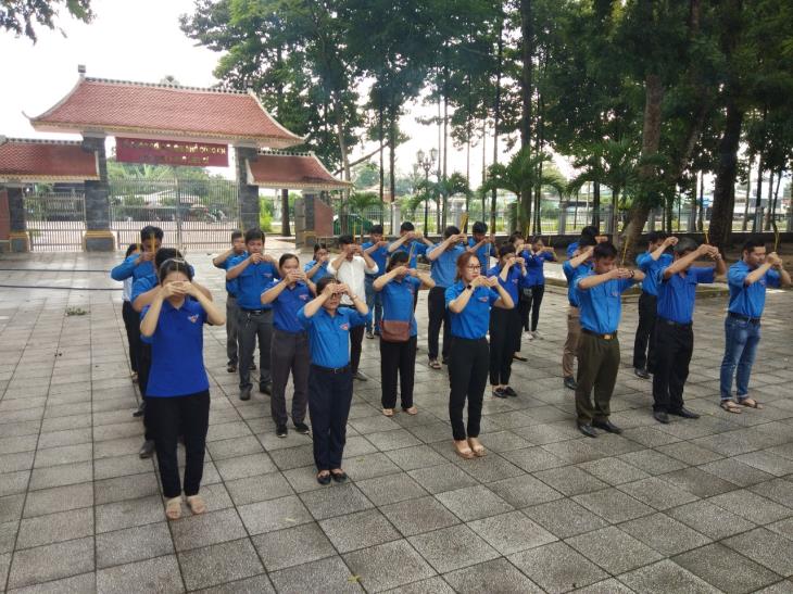 Đoàn viên Chi đoàn Văn phòng Sở Nông nghiệp và Phát triển nông thôn viếng Nghĩa trang liệt sĩ huyện Châu Thành